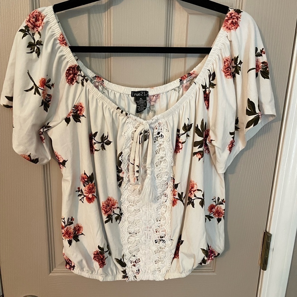 Rue21 Cropped Blouson Rose Print Top - Picture 3 of 9